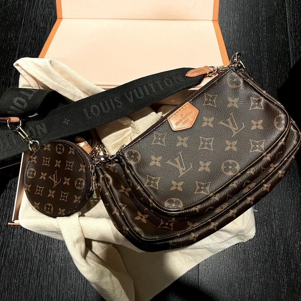 Louis Vuitton - Picture 1 of 7